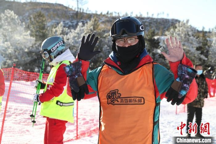 圖為滑雪場現(xiàn)場?！≡S婷 攝