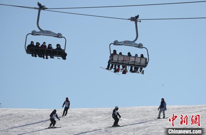 圖為滑雪場現(xiàn)場。　許婷 攝