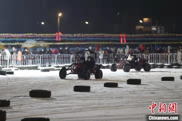 來(lái)吧，一起體驗(yàn)雪地越野車的刺激吧?！∮诤Ｑ?攝