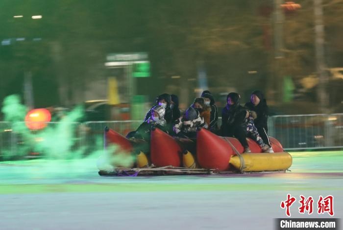 民眾沉醉在冰上香蕉船的快樂(lè)中?！∮诤Ｑ?攝