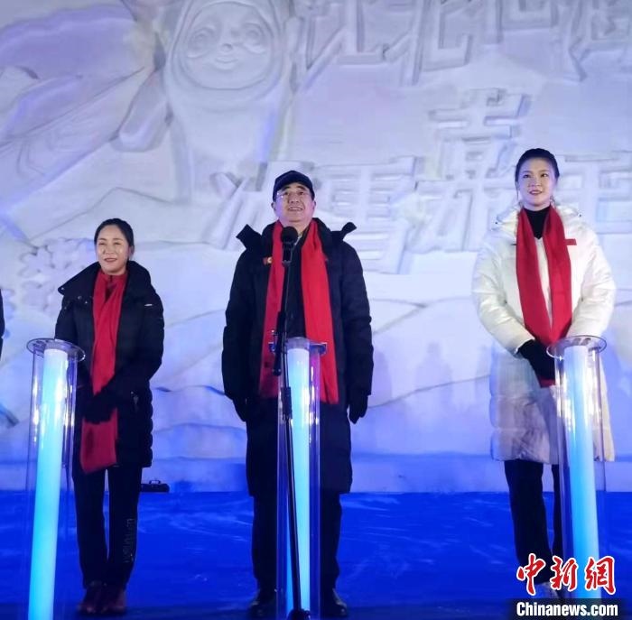 前女排國(guó)家隊(duì)隊(duì)長(zhǎng)奧運(yùn)冠軍惠若琪(右一)，中國(guó)女子田徑競(jìng)走奧運(yùn)冠軍王麗萍(左一)助陣當(dāng)晚活動(dòng)?！≮w桂華 攝