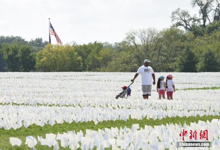 當?shù)貢r間2021年9月18日，美國首都華盛頓國家廣場上插著數(shù)十萬白色旗幟，悼念新冠逝者。這個名為“在美國：銘記”藝術(shù)裝置由美國藝術(shù)家弗斯滕伯格(Suzanne Firstenberg)策劃，她計劃在兩周內(nèi)與公眾一起在華盛頓國家廣場插上與美國新冠死亡病例數(shù)對應(yīng)的白旗，以示悼念。 <a target='_blank' href='/'>中新社</a>記者 陳孟統(tǒng) 攝
