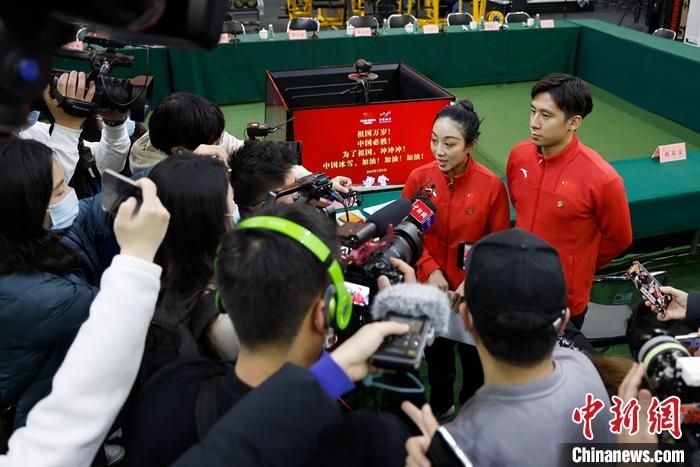 1月5日晚，全力沖刺北京冬奧學(xué)習(xí)座談會(huì)在北京舉行。座談會(huì)后，中國(guó)花樣滑冰雙人滑組合隋文靜、韓聰接受記者采訪。 <a target='_blank' href='/'>中新社</a>記者 富田 攝