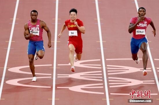 資料圖：北京時(shí)間8月1日晚，在東京奧運(yùn)會(huì)男子百米決賽中，中國(guó)選手蘇炳添以9.98秒的成績(jī)獲得第六名，作為首位闖進(jìn)奧運(yùn)男子百米決賽的中國(guó)人，他再次創(chuàng)造了歷史。圖為蘇炳添在比賽中。<a target='_blank' href='/'>中新社</a>記者 富田 攝