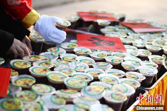 資料圖：工作人員將定制的臘八粥擺放整齊?！°蟛?攝