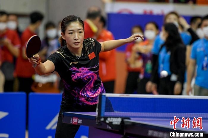 劉詩雯在2021年全國乒乓球“業(yè)余球王”總決賽中與選手互動交流球技?！●樤骑w 攝