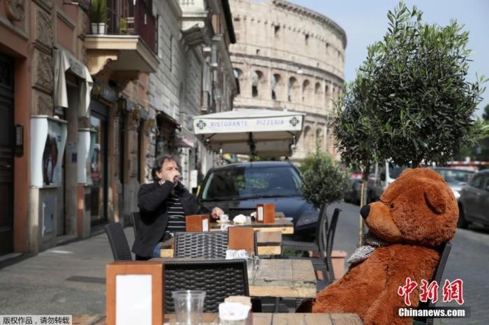 資料圖：意大利羅馬斗獸場附近的酒吧，顧客在露臺上喝酒。