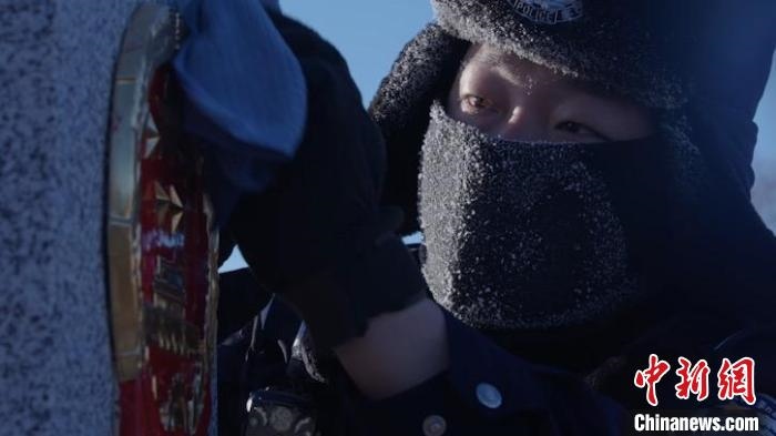 圖為恩和哈達(dá)邊境派出所的9名民警踏雪巡邊?！⒕S明 攝