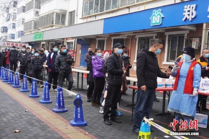 資料圖：1月7日，河南鄭州，市民有序排隊(duì)進(jìn)行核酸檢測。<a target='_blank' href='/'>中新社</a>記者 劉鵬 攝