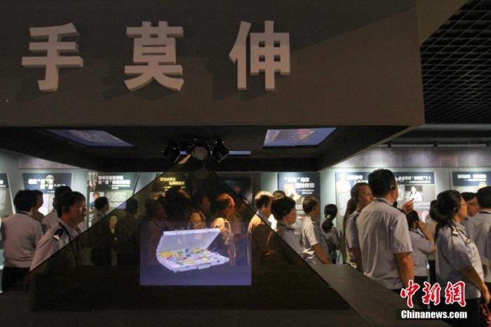 資料圖：2015年10月，海南省公安廳組織黨員干部前往反腐倡廉警示教育基地參觀受教。洪堅鵬 攝