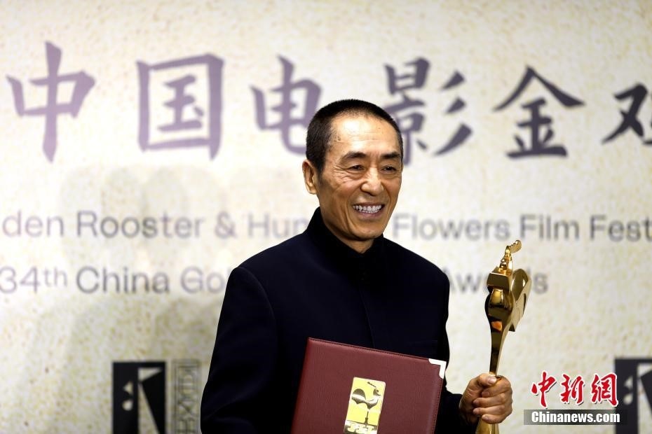 (資料圖：張藝謀以執(zhí)導(dǎo)《懸崖之上》榮膺最佳導(dǎo)演獎。 <a target='_blank' href='/'>中新社</a>記者 呂明 攝)