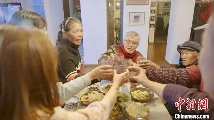 圖為賀歲紀錄片《“洋女婿”的中國年》劇照。　胡遠航 攝