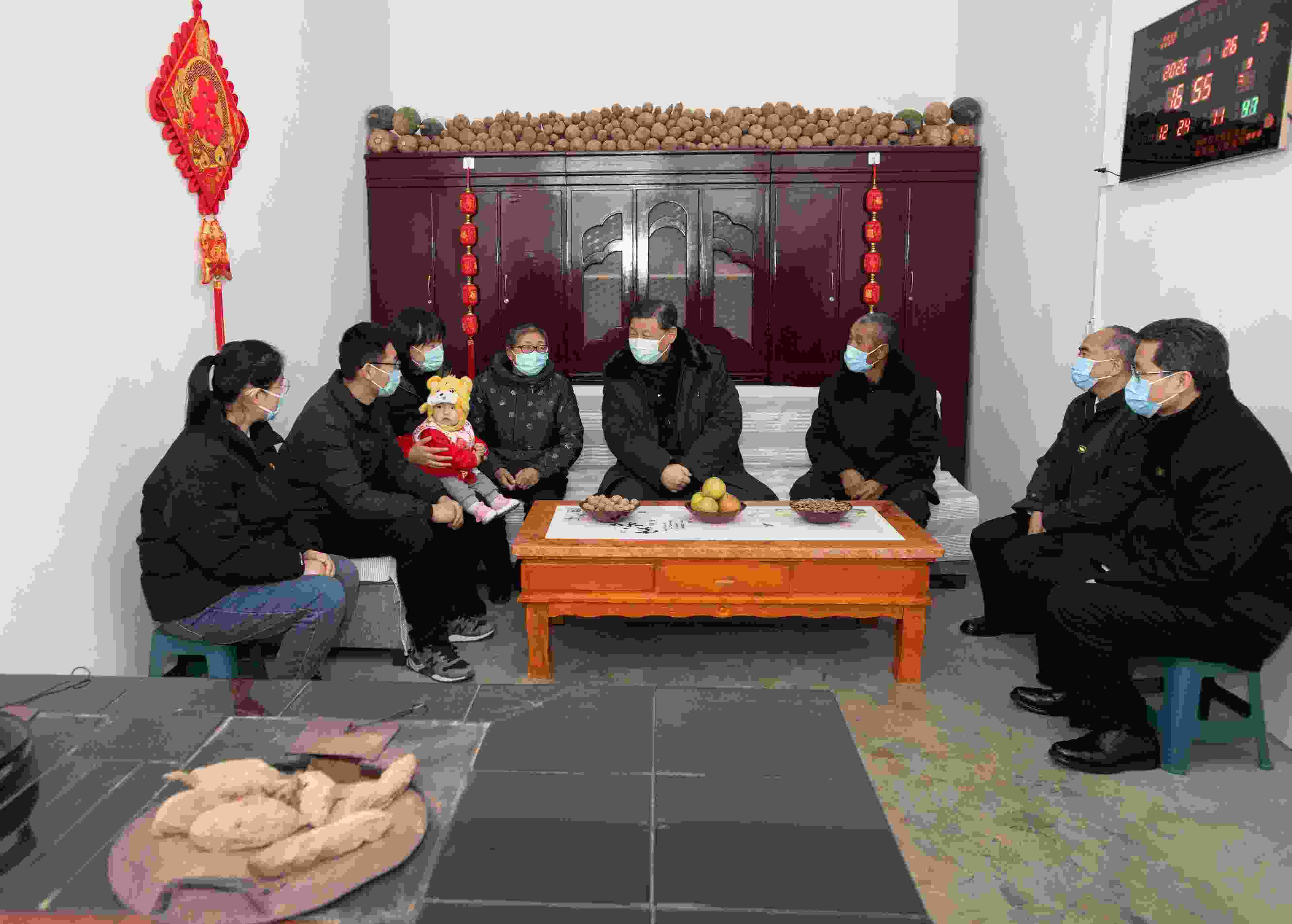 △2022年1月26日，中共中央總書記、國家主席、中央軍委主席習(xí)近平在臨汾市汾西縣僧念鎮(zhèn)段村同村民蔡文明一家親切交流。