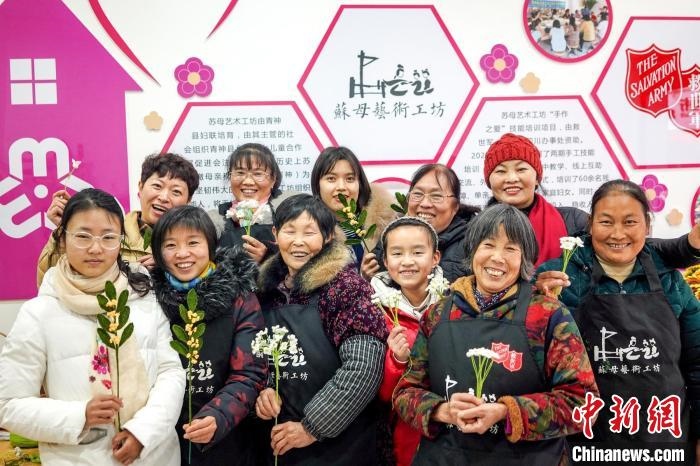 “蘇母藝術(shù)工坊”文創(chuàng)工作室的姐妹們?！」帕捡x 攝