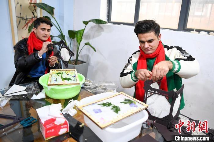 巴基斯坦留學生制作燈籠?！钊A峰 攝