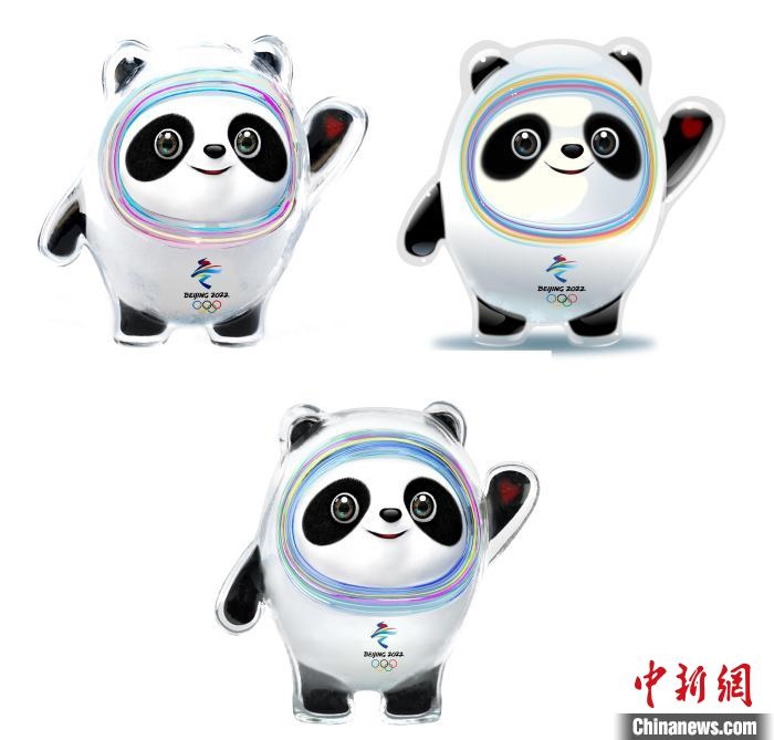 設(shè)計(jì)團(tuán)隊(duì)將“冰絲帶”的形象引入大熊貓后逐漸成型。上方兩個(gè)形象還是外八字腳，下方形象為最終定稿?！⑵皆乒﹫D