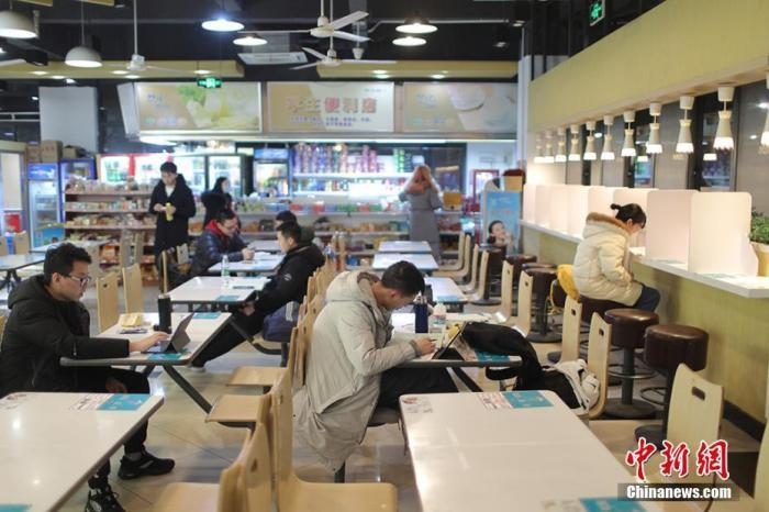 資料圖：考研學(xué)生在食堂內(nèi)復(fù)習(xí)。 泱波 攝
