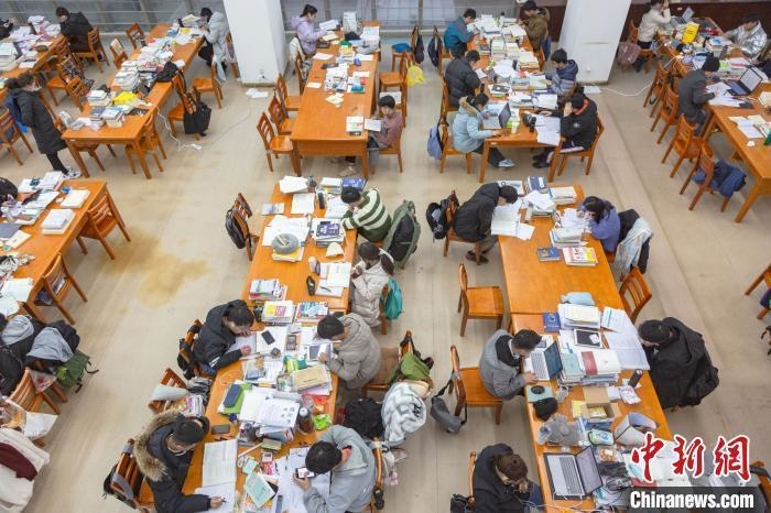 資料圖：南昌大學(xué)圖書館自習(xí)室內(nèi)，考生正在緊張復(fù)習(xí)?！⒘?攝