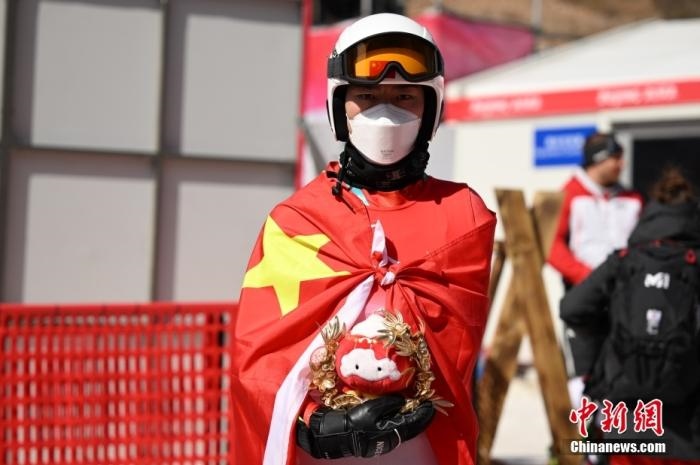 3月6日，中國(guó)選手梁景怡在賽后手捧吉祥物。當(dāng)日，北京2022年冬殘奧會(huì)殘奧高山滑雪男子超級(jí)大回轉(zhuǎn)-站姿決賽在國(guó)家高山滑雪中心舉行，中國(guó)選手梁景怡奪得冠軍。 <a target='_blank' href='/'>中新社</a>記者 劉冉陽(yáng) 攝 　