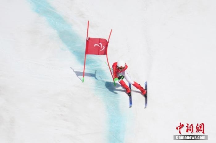 3月6日，中國(guó)選手梁景怡在比賽中。當(dāng)日，北京2022年冬殘奧會(huì)殘奧高山滑雪男子超級(jí)大回轉(zhuǎn)-站姿決賽在國(guó)家高山滑雪中心舉行，中國(guó)選手梁景怡奪得冠軍。 <a target='_blank' href='/'>中新社</a>記者 劉冉陽(yáng) 攝 　