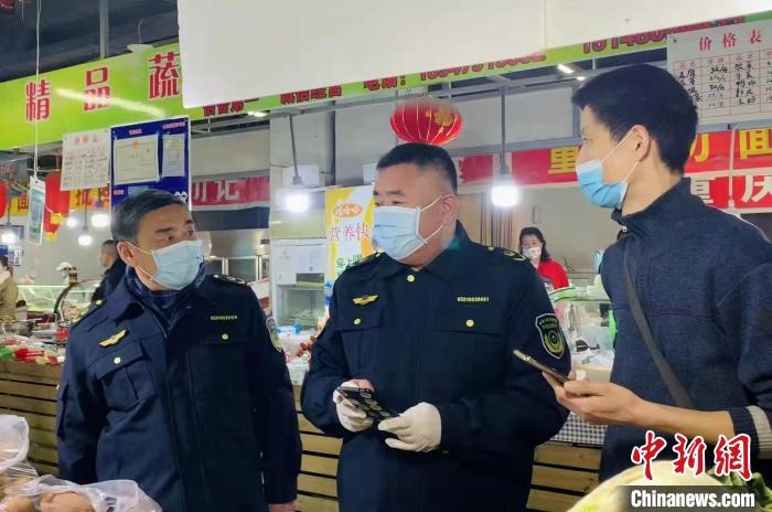 圖為執(zhí)法人員進行調(diào)查?！±铈面谩z