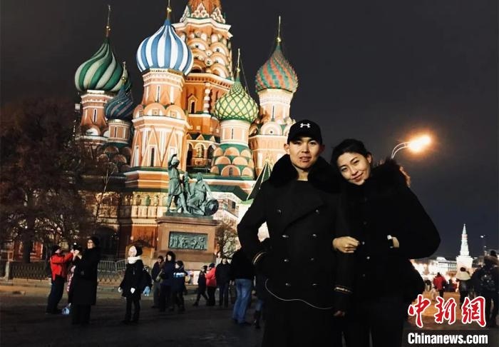 圖為敖木希勒夫婦留學(xué)合影。　敖木希勒供圖