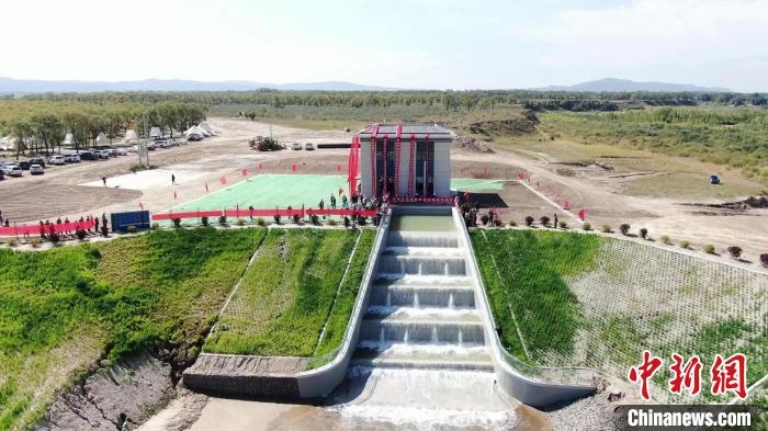 圖為生態(tài)補(bǔ)水現(xiàn)場(chǎng)。　范效孔 攝