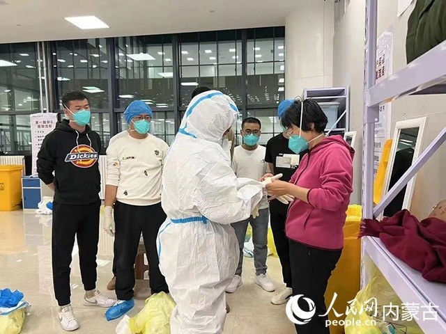 醫(yī)護(hù)人員正在方艙醫(yī)院工作。呼和浩特市第一醫(yī)院供圖