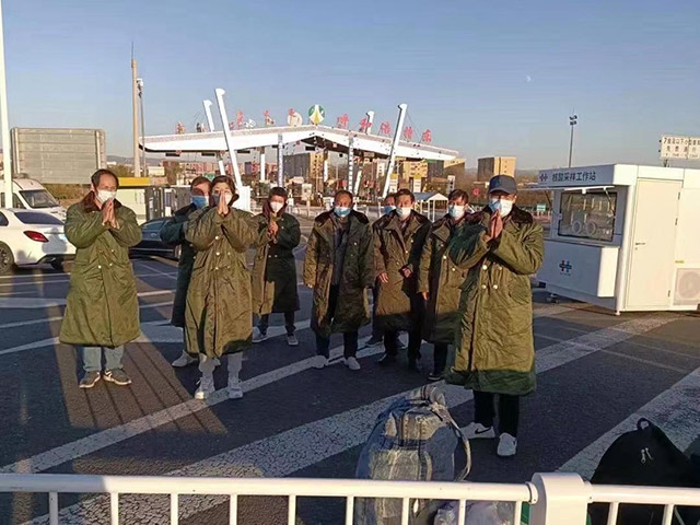 護(hù)送農(nóng)民工安全返鄉(xiāng)。賽罕區(qū)民政局供圖