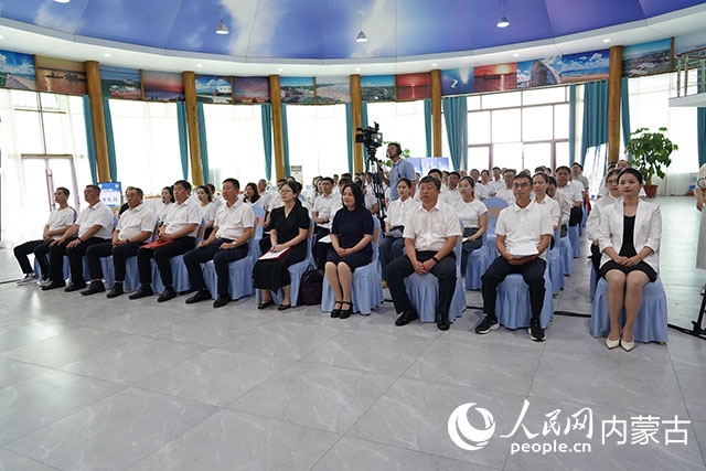 與會人員共同觀看科右中旗牛產(chǎn)業(yè)高質(zhì)量發(fā)展專題片。苑曉睿攝