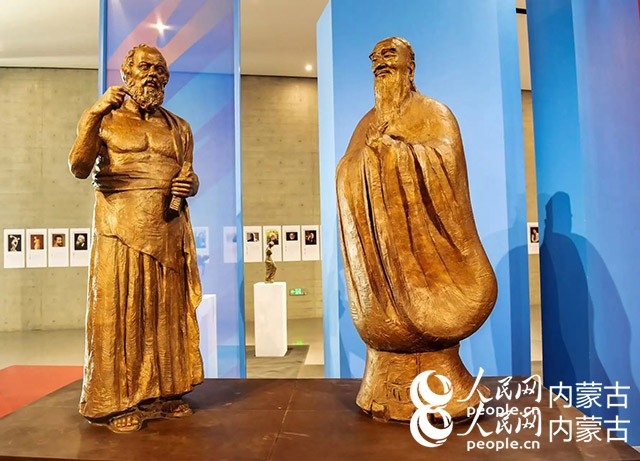 吳為山作品《神遇——孔子與蘇格拉底的對(duì)話》。實(shí)習(xí)生 楊光攝