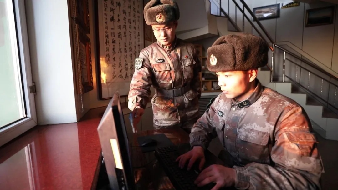 哨所內(nèi)，官兵們熟練操作視頻監(jiān)控系統(tǒng).webp.jpg