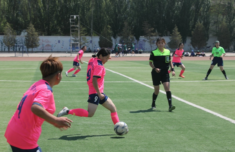 3.大學(xué)生足球聯(lián)賽本科組比賽現(xiàn)場，內(nèi)蒙古民族大學(xué)（粉色）對陣呼和浩特民族學(xué)院.JPG