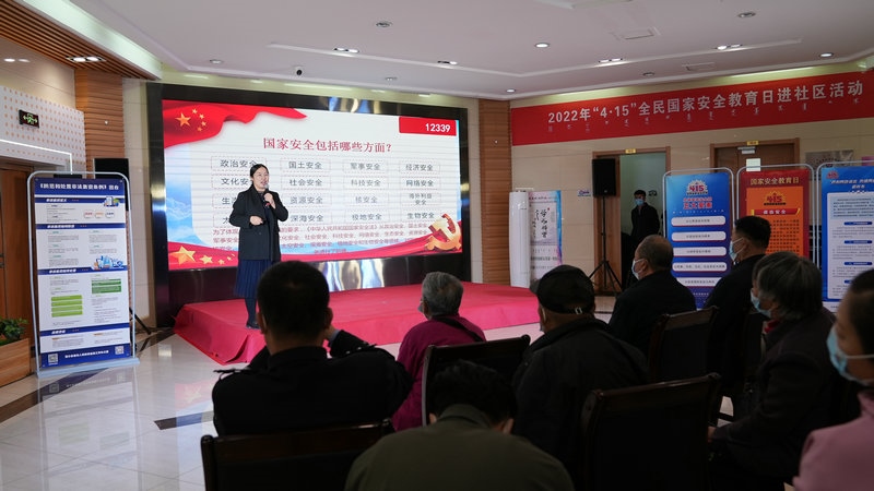 線下聯(lián)合各國家安全委員單位同步開展“國家安全進(jìn)社區(qū)”活動，現(xiàn)場通過以國家安全知識問答為主線，穿插烏蘭牧騎演出、國家安全宣講、發(fā)放國家安全法律法規(guī)讀本等形式，圍繞什么是國家安全、國家安全包含哪些內(nèi)容、如何維護(hù)國家安全等方面，為社區(qū)老百姓開展宣傳宣講，同時(shí)作為現(xiàn)場“進(jìn)社區(qū)”活動與線上直播活動連線，把現(xiàn)場熱烈氣氛帶到網(wǎng)絡(luò)，與大家共同分享。 (4)_副本.jpg