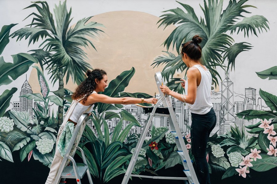 05. 藝術(shù)家梅慧欣、連佩汶與她們創(chuàng)作的壁畫作品.jpg