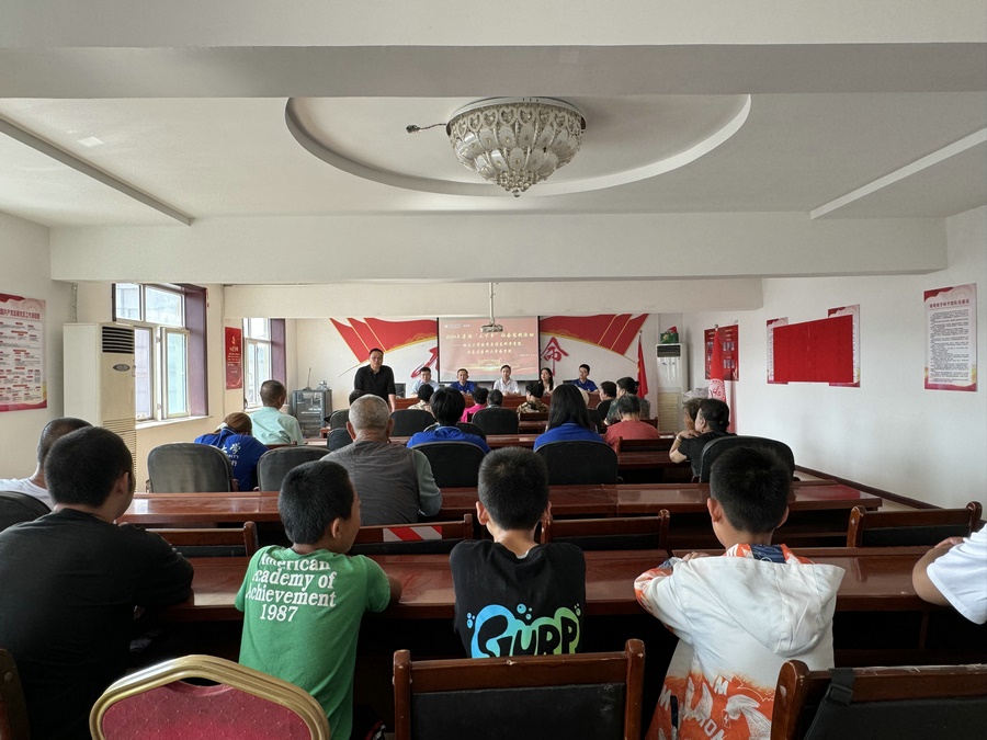 1720684767262278.jpg 為村民講解中醫(yī)藥知識(shí).jpg