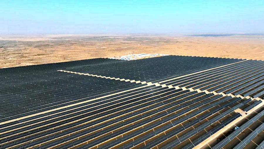 磴口縣10萬千瓦光伏＋沙產(chǎn)業(yè)生態(tài)協(xié)同發(fā)展項(xiàng)目實(shí)現(xiàn)全容量并網(wǎng)發(fā)電.jpg