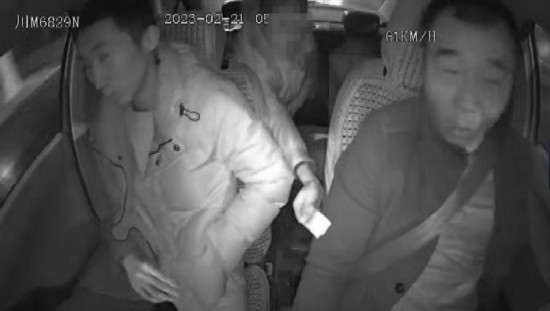 凌晨女子打車到江邊，并掏出百元大鈔給司機(jī)稱不用找了。資陽公安供圖