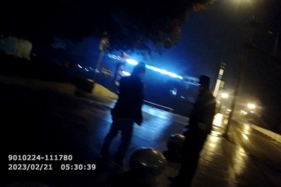 報(bào)警人唐師傅向民警講述情況 。資陽公安供圖