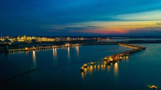圖為中科煉化自建港口碼頭，30萬噸級原油泊位