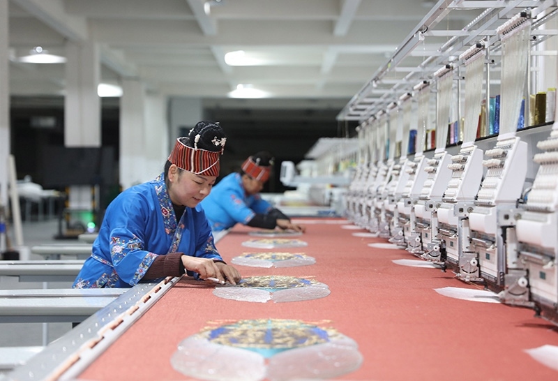 2023年2月13日，貴州省黔東南苗族侗族自治州施秉縣工業(yè)園區(qū)，工人在機繡車間作業(yè)。