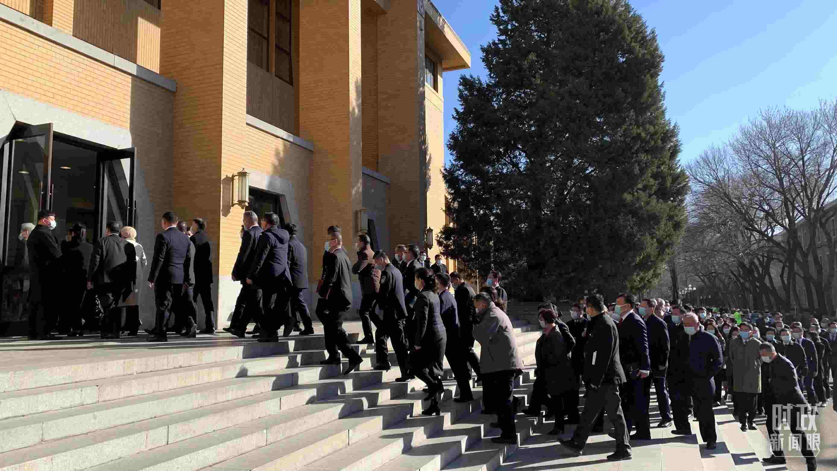 △參加這次慶祝大會暨開學典禮的與會人員正在步入會場。（總臺央視記者段德文拍攝）