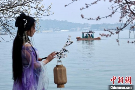 圖為游客在昆明湖畔游玩。<a target='_blank' data-cke-saved-href='/' href='/'><p align=