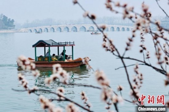 20日，頤和園游船開(kāi)航。<a target='_blank' data-cke-saved-href='/' href='/'><p align=