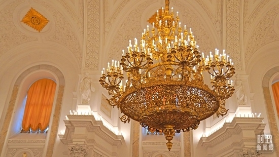 △喬治大廳內(nèi)燈光璀璨。（總臺國廣記者李晉拍攝）