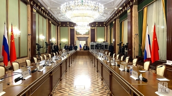 △俄羅斯聯(lián)邦政府大廈內(nèi)，習主席在這里會見俄羅斯總理米舒斯京。（總臺央視記者段德文拍攝）