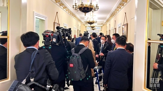  △等待進入會場的新聞記者擠滿走廊。（總臺央視記者程鋮拍攝）