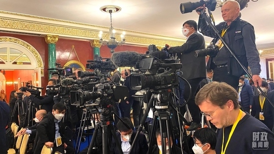 △等待中俄兩國元首共見記者的中外媒體同仁。（總臺央視記者段德文、李輝拍攝）