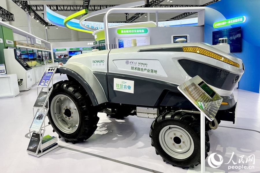 通過(guò)手機(jī)，就能指揮新能源無(wú)人駕駛拖拉機(jī)在田里作業(yè)。人民網(wǎng) 錢嘉禾攝