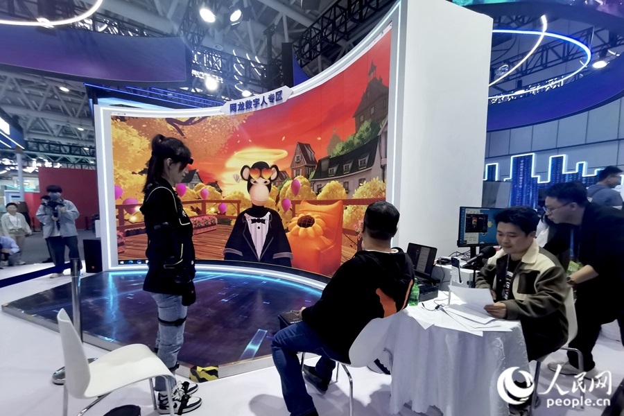 數(shù)字人主播“無(wú)聊猿”。人民網(wǎng) 葉青卿攝